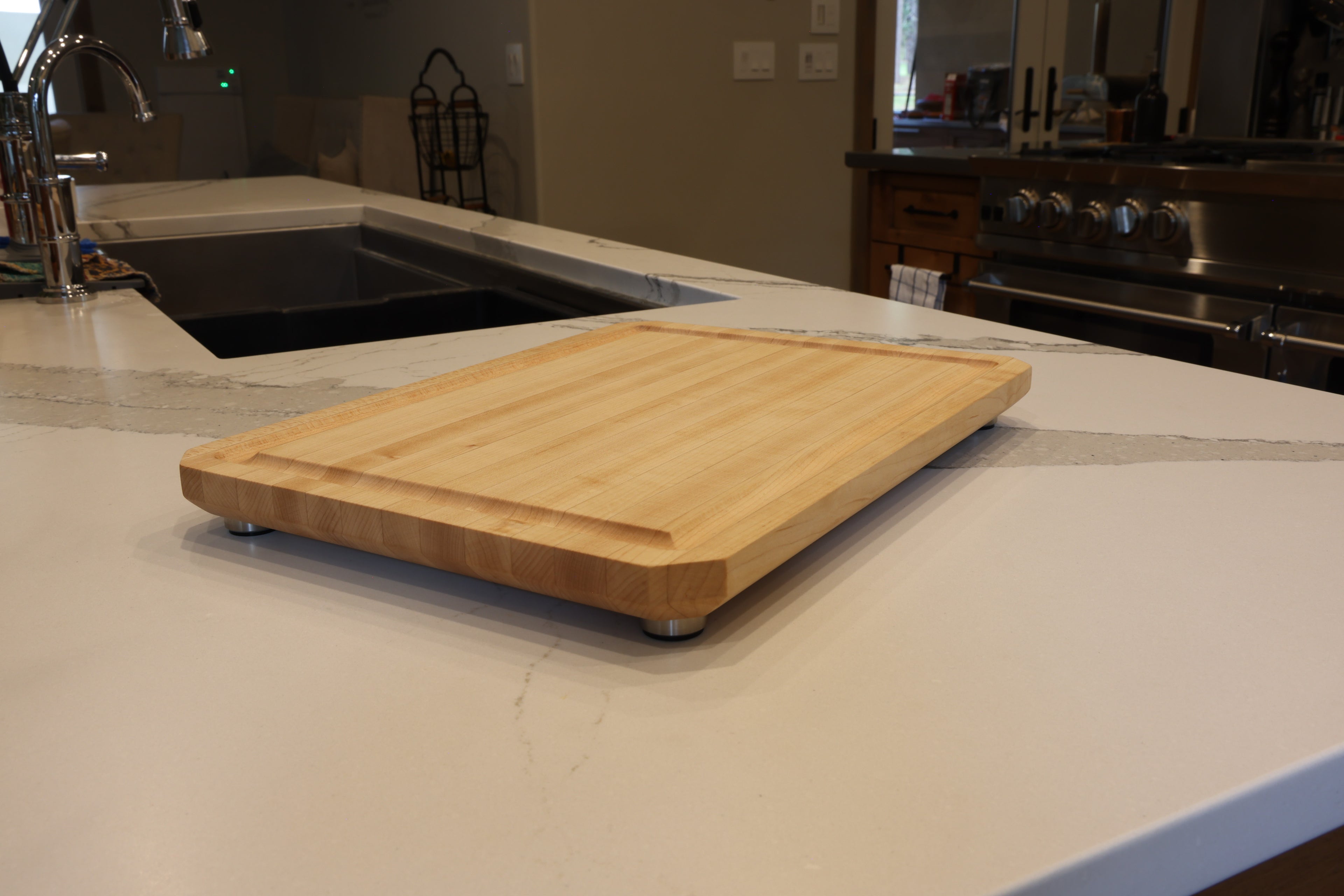 Maple Edge Grain Cutting Board With Chamfer, Juice Groove, & Metal Feet