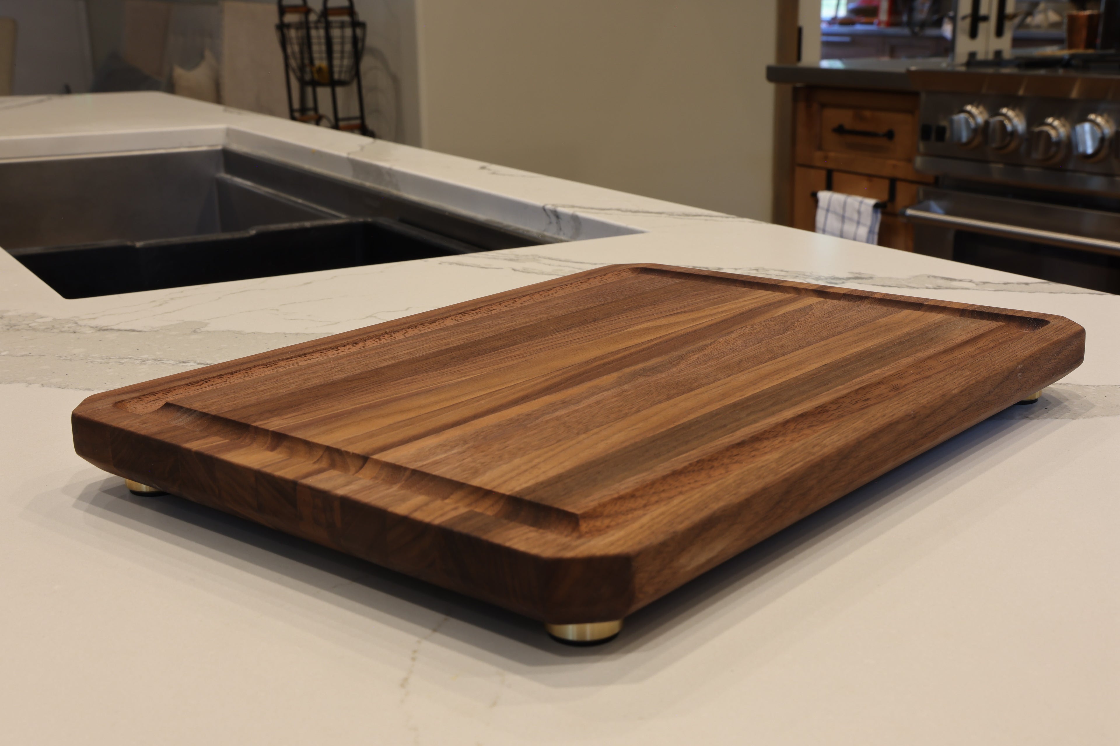 Walnut Edge Grain Cutting Board With Chamfer, Juice Groove, & Metal Feet