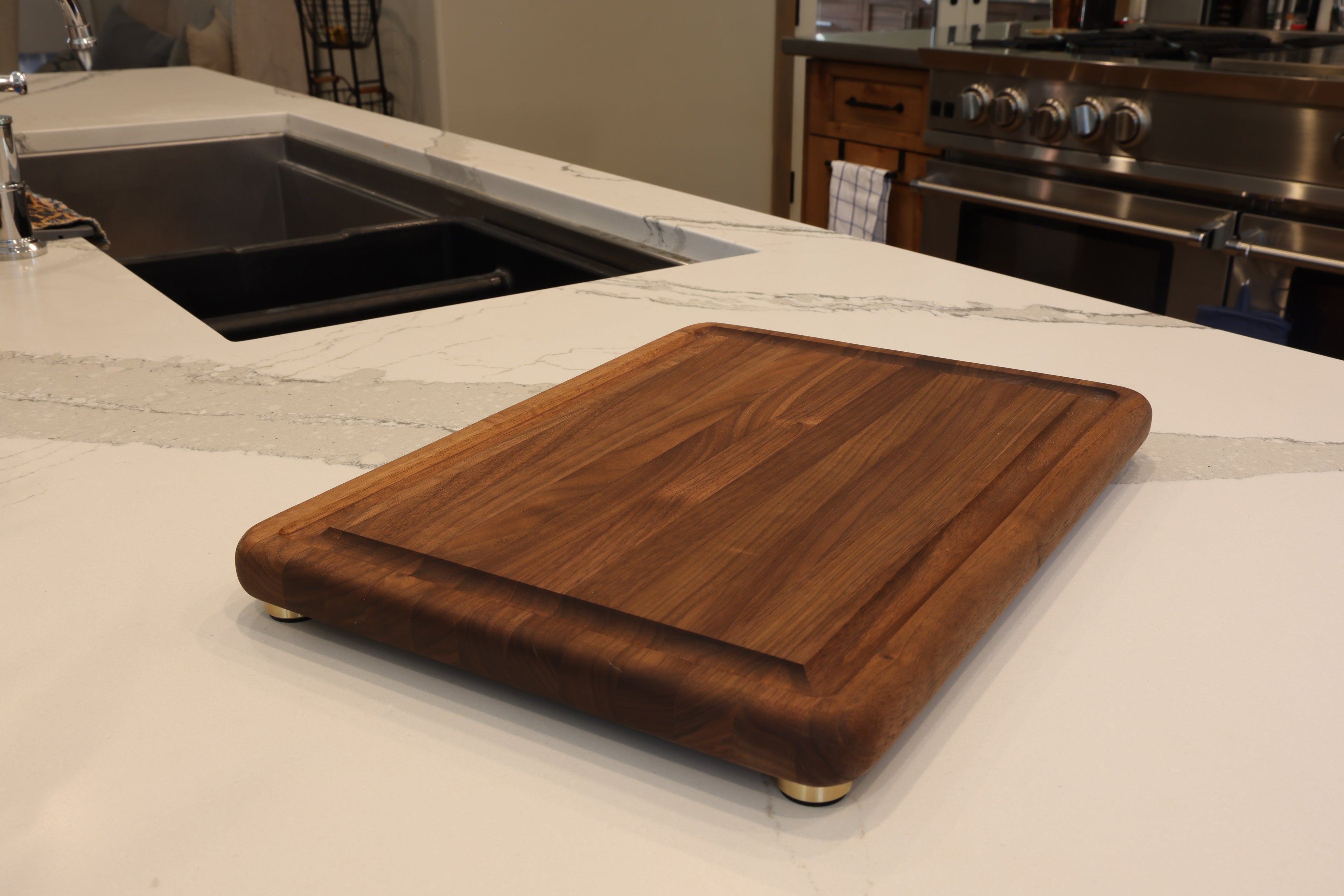 Walnut Edge Grain Cutting Board With Roundover, Juice Groove, & Metal Feet