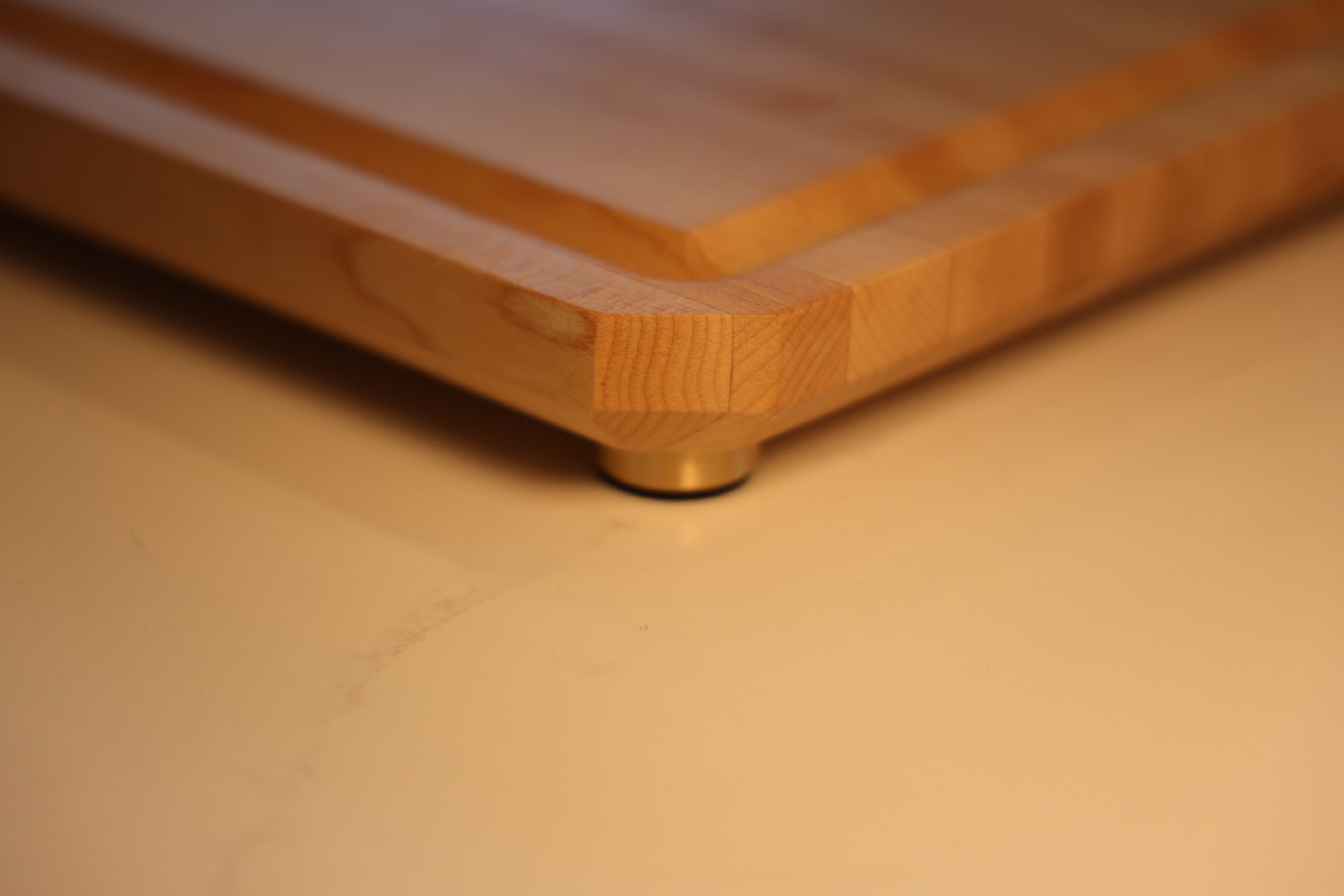 Maple Edge Grain Cutting Board With Chamfer, Juice Groove, & Metal Feet