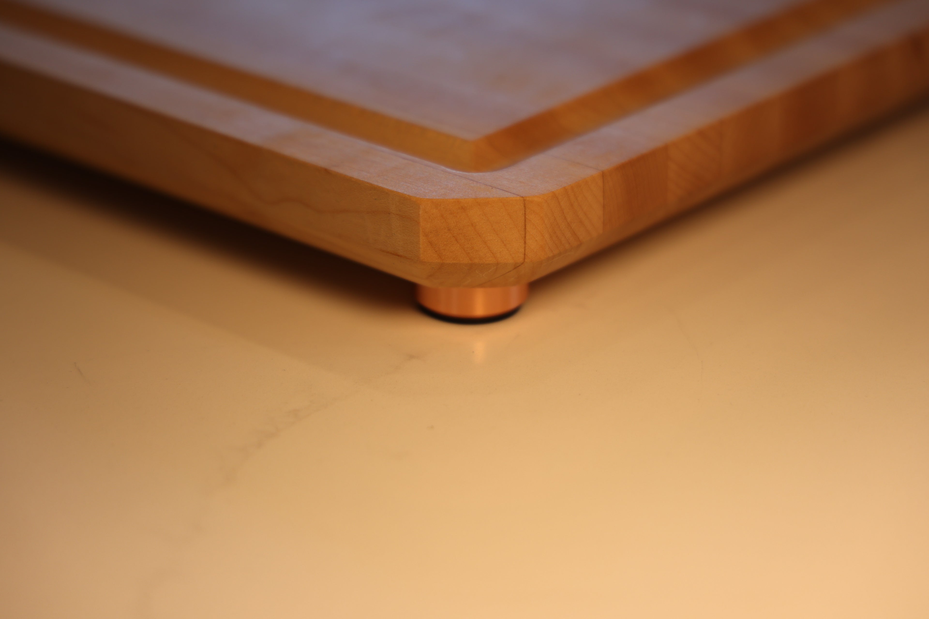 Maple Edge Grain Cutting Board With Chamfer, Juice Groove, & Metal Feet