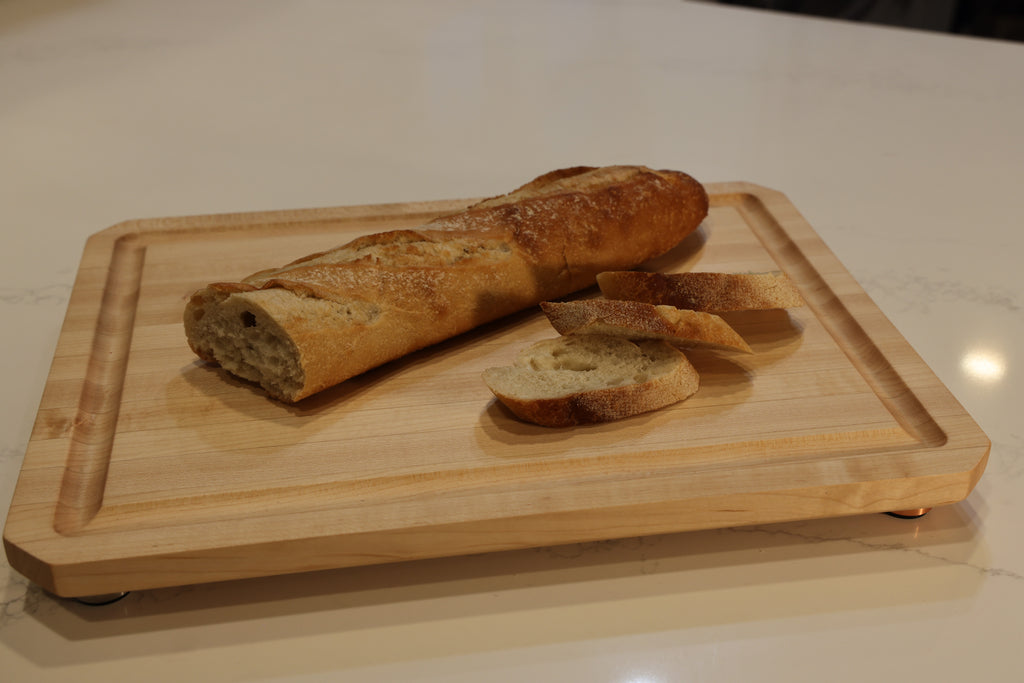 Maple Edge Grain Cutting Board With Chamfer, Juice Groove, & Metal Feet