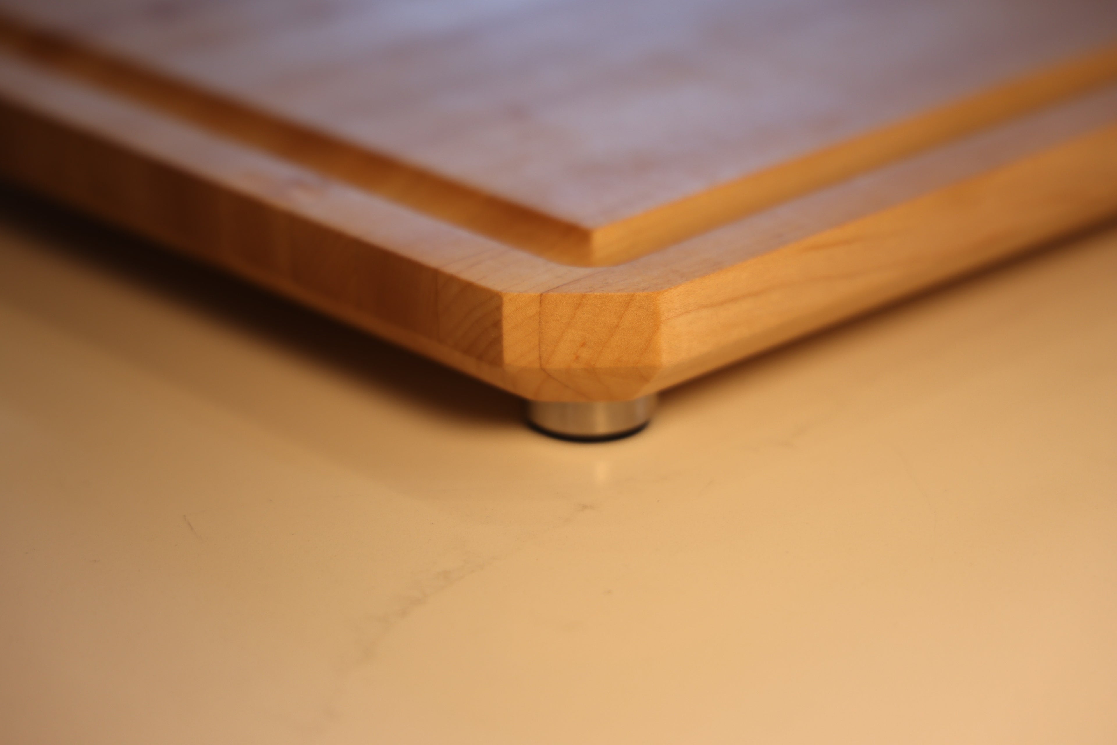 Maple Edge Grain Cutting Board With Chamfer, Juice Groove, & Metal Feet