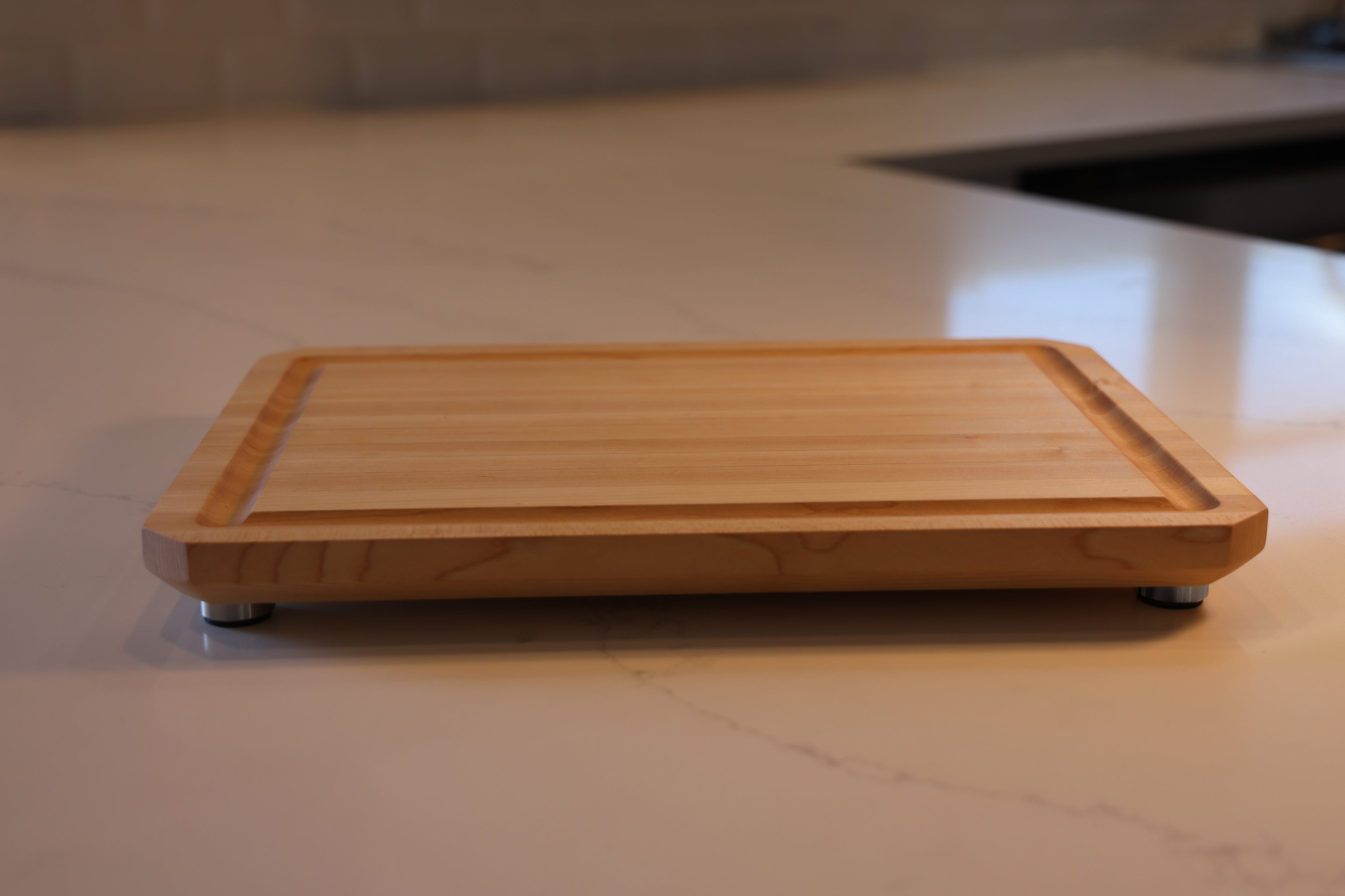 Maple Edge Grain Cutting Board With Chamfer, Juice Groove, & Metal Feet
