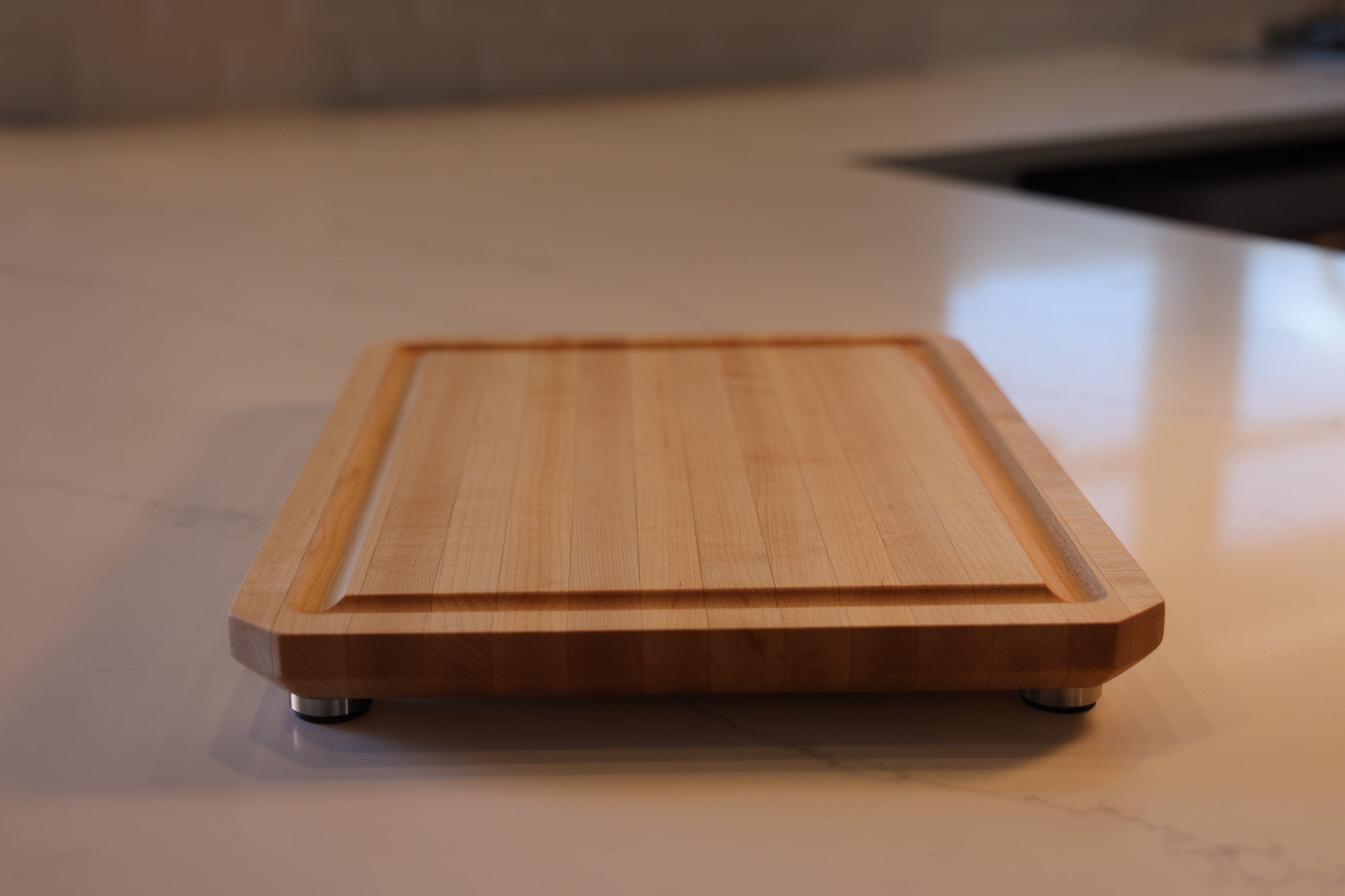 Maple Edge Grain Cutting Board With Chamfer, Juice Groove, & Metal Feet