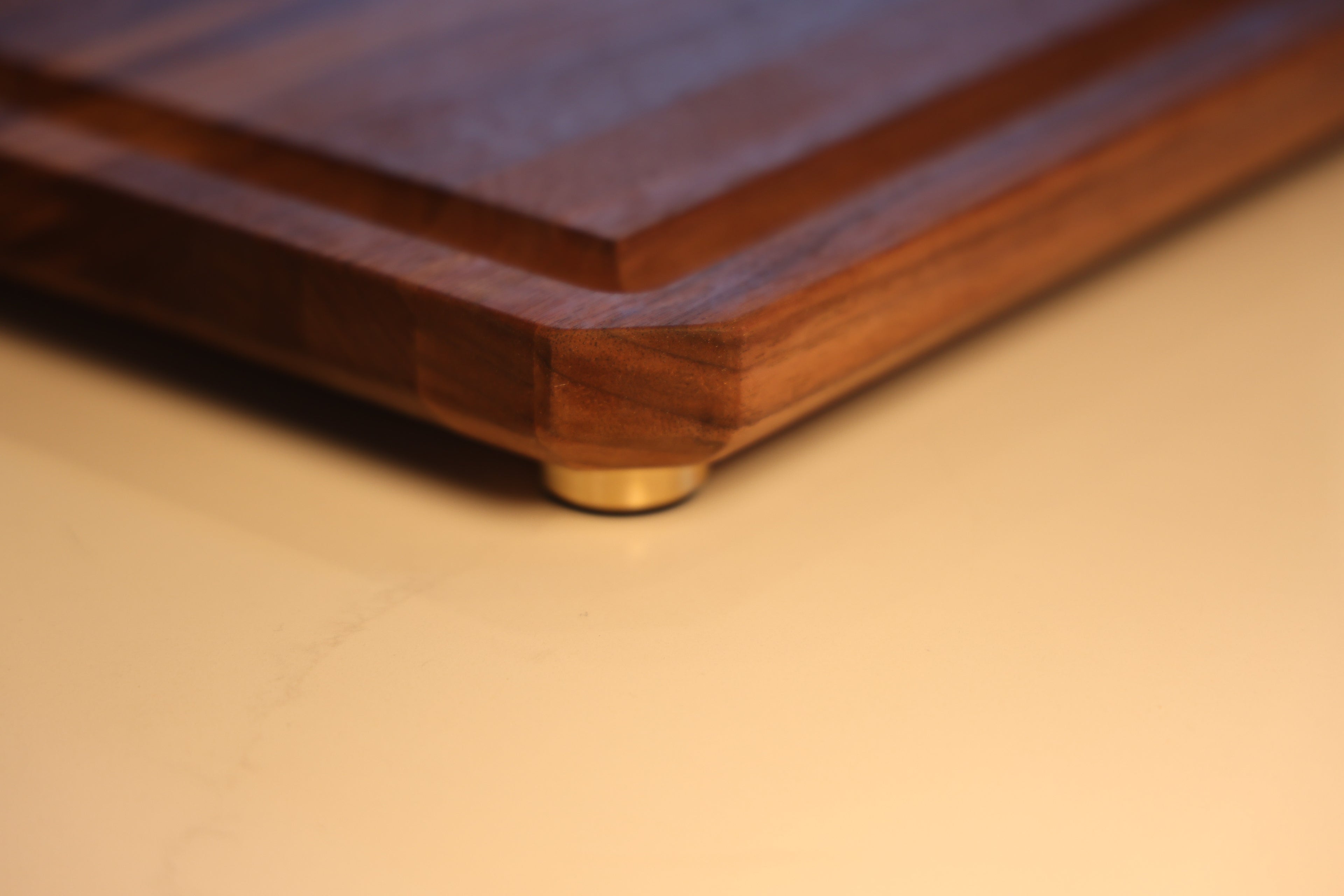 Walnut Edge Grain Cutting Board With Chamfer, Juice Groove, & Metal Feet