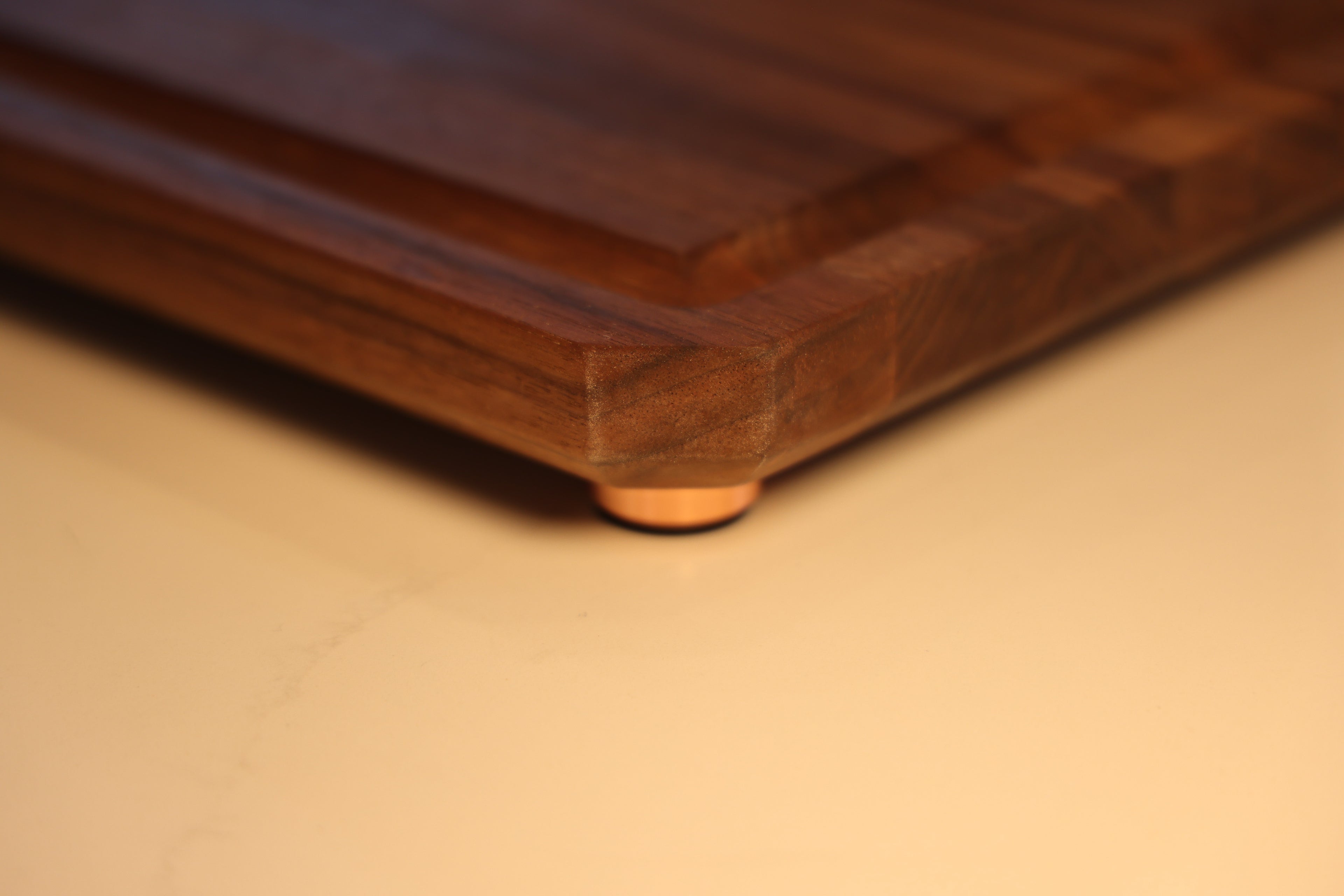 Walnut Edge Grain Cutting Board With Chamfer, Juice Groove, & Metal Feet