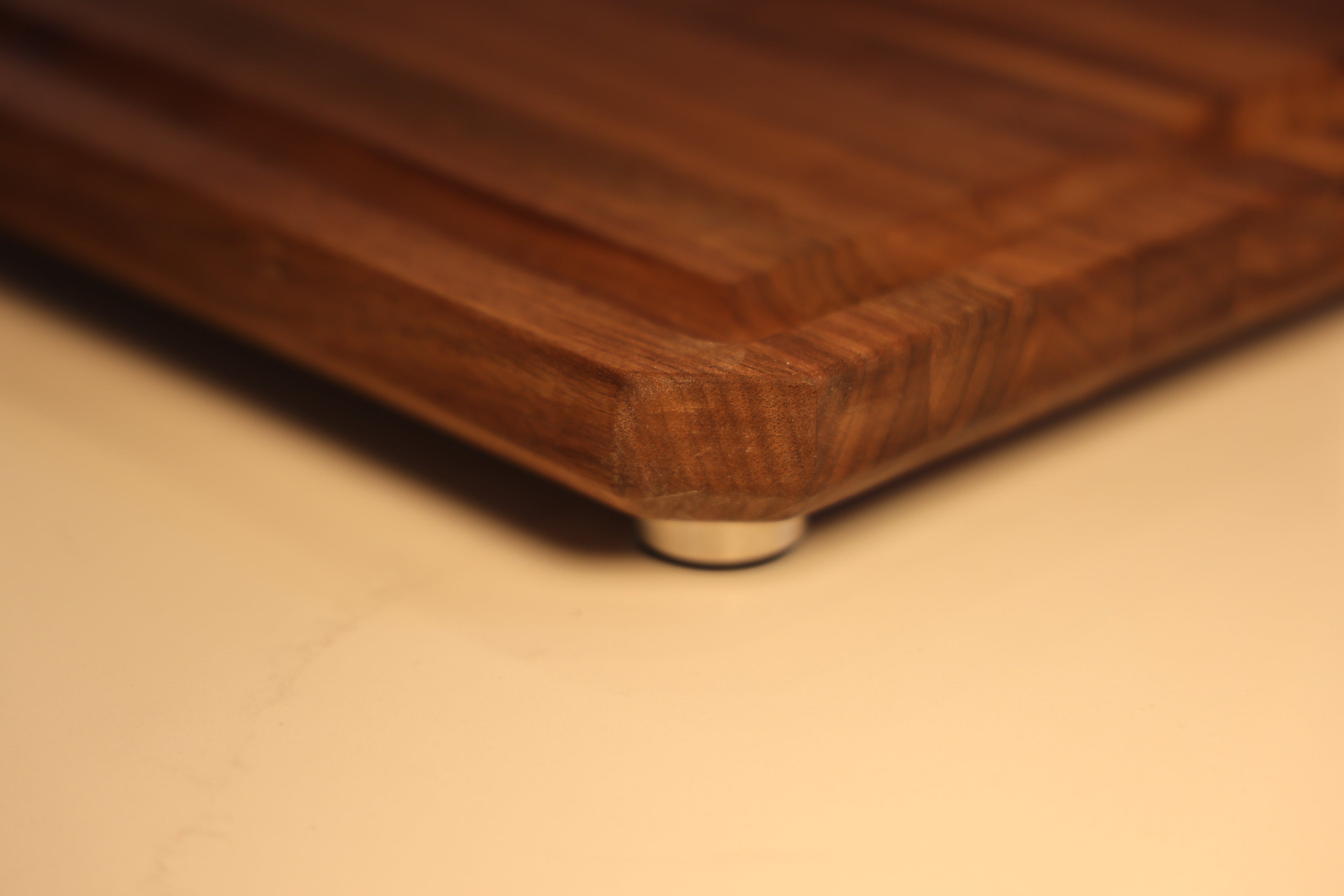 Walnut Edge Grain Cutting Board With Chamfer, Juice Groove, & Metal Feet