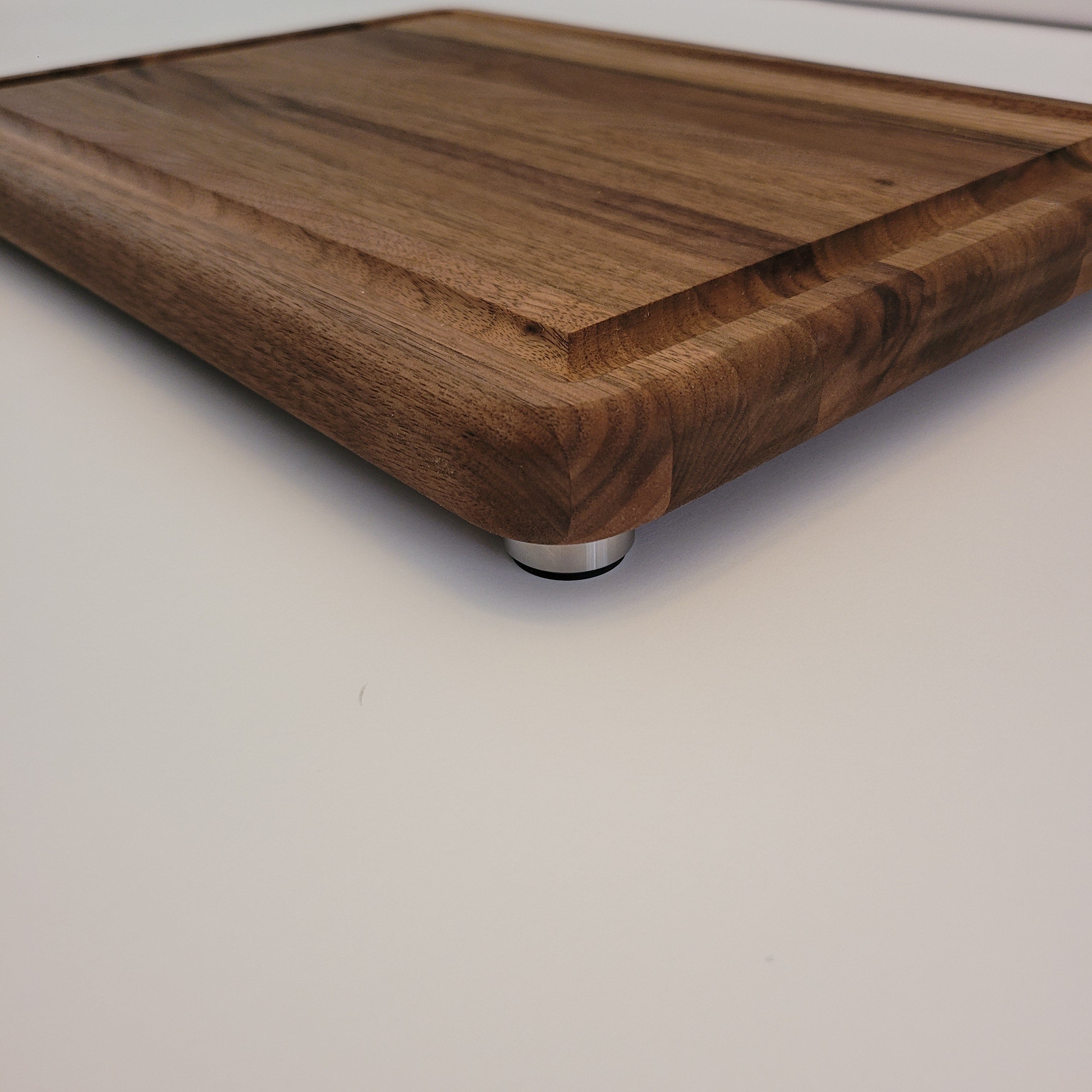 Walnut Edge Grain Cutting Board With Roundover, Juice Groove, & Metal Feet