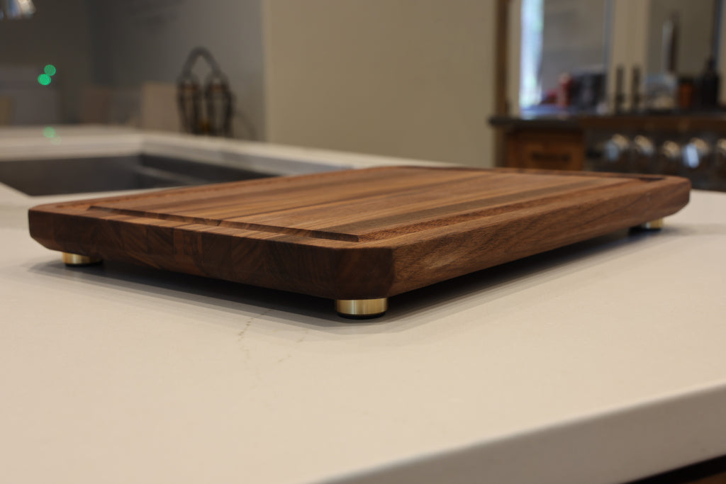 Walnut Edge Grain Cutting Board With Chamfer, Juice Groove, & Metal Feet