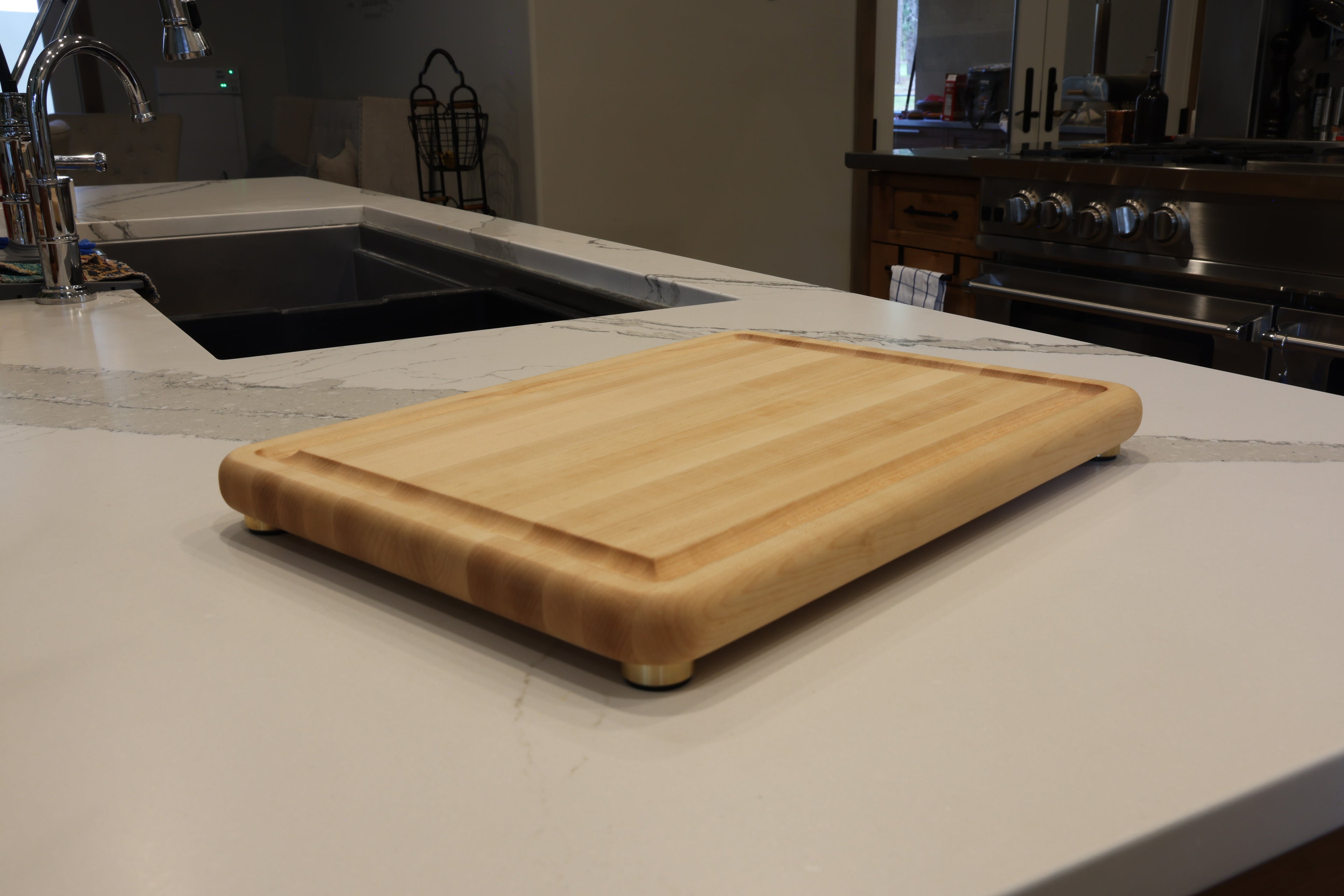 Maple Edge Grain Cutting Board With Roundover, Juice Groove, & Metal Feet